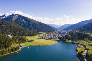 Schweiz, Kanton Graubünden, Davos, Luftaufnahme des Davoser Sees im Sommer - WDF06116