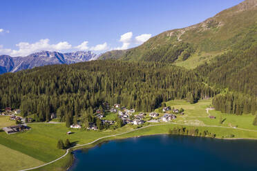 Schweiz, Kanton Graubünden, Davos, Luftaufnahme von Villen am Ufer des Davoser Sees im Sommer - WDF06117