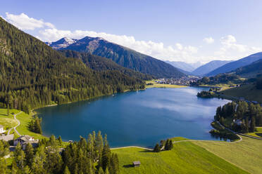 Schweiz, Kanton Graubünden, Davos, Luftaufnahme des Davoser Sees im Sommer - WDF06118