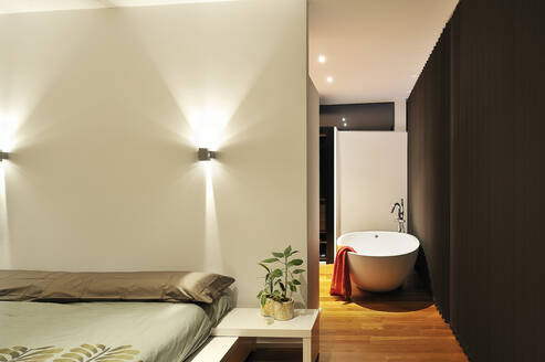 Badezimmer und ein Teil des Schlafzimmers in einem modernen Haus - JMPF00124