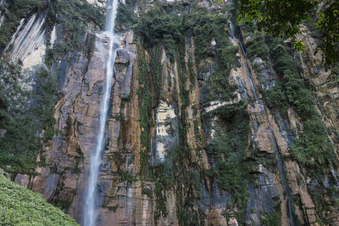 Yumbilla-Wasserfall in der Nähe der Stadt Cuispes in der nordperuanischen Region Amazonas, der fünfthöchste Wasserfall der Welt. - CUF55573