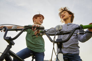 Zwei Jungen fahren auf ihren BMX-Rädern. - CUF55581