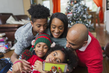 Glückliche Familie beim Weihnachts-Selfie - CAIF28180