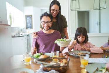 Familie beim Essen am Esstisch - CAIF28263