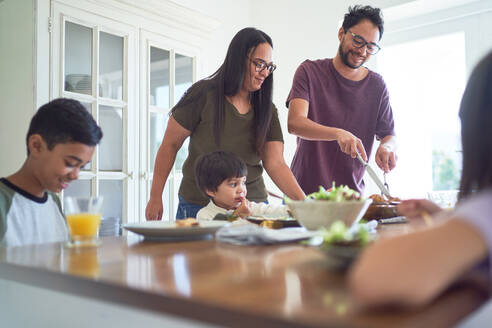 Familie beim Mittagessen am Esstisch - CAIF28292