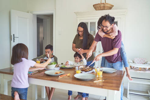 Familie beim Mittagessen am Esstisch - CAIF28304