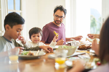 Familie beim Abendessen am Tisch - CAIF28319