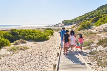 Familie beim Spaziergang an der sonnigen Strandpromenade, Kapstadt, Südafrika - CAIF28335