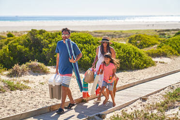 Glückliche Familie auf der sonnigen Strandpromenade - CAIF28342