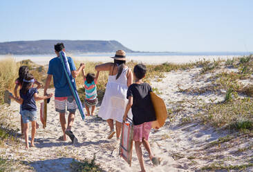 Familie beim Spaziergang am sonnigen Strandweg, Kapstadt, Südafrika - CAIF28346