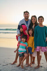 Portrait glückliche Familie am Strand - CAIF28352