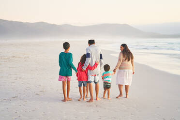 Liebevolle Familie beim Spaziergang am Strand, Kapstadt, Südafrika - CAIF28353