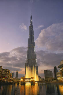 Vereinigte Arabische Emirate, Dubai, Burj Khalifa in der Abenddämmerung - DSGF02199