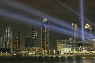 Vereinigte Arabische Emirate, Dubai, Downtown Wolkenkratzer bei Nacht beleuchtet - DSGF02202