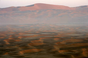 Vereinigte Arabische Emirate, Emirat Abu Dhabi, Sanddünen in der Viertelwüste mit Nebel bei Sonnenaufgang - DSGF02209