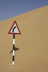 Vereinigte Arabische Emirate, Emirat Abu Dhabi, Straßenschild auf einer Düne im Wüstenviertel - DSGF02215