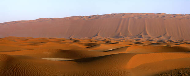 Vereinigte Arabische Emirate, Emirat Abu Dhabi, Sanddünen in der Viertelwüste bei Sonnenuntergang - DSGF02221