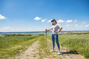 Junge Frau spielt Golf auf einem Feld - VTF00626