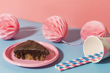 Schokoladenkuchen, Bommeln aus Seidenpapier, Pappbecher und Strohhalme - SKCF00649