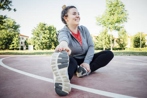 Joggerin streckt ihr Bein auf der Rennstrecke - SBAF00007