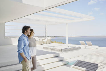 Paar in luxuriösem Strandhaus genießt die Aussicht - RORF02248
