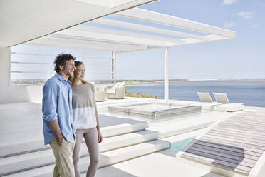 Paar in luxuriösem Strandhaus genießt die Aussicht - RORF02250