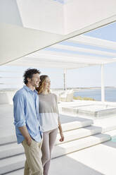Paar in luxuriösem Strandhaus genießt die Aussicht - RORF02252