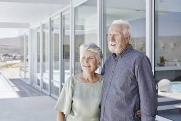 Glückliches älteres Paar in einem luxuriösen Strandhaus - RORF02266