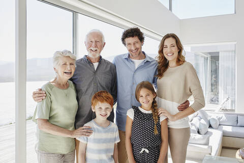 Porträt einer glücklichen Mehrgenerationenfamilie in einer Luxusvilla, lizenzfreies Stockfoto