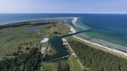 Deutschland, Mecklenburg-Vorpommern, Luftaufnahme der Küstenlinie des Nationalparks Vorpommersches Haffgebiet - HAMF00669