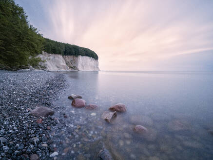 Deutschland, Mecklenburg-Vorpommern, Ufer der Insel Rügen mit Stubbenkammer-Kreidefelsen im Hintergrund - HAMF00670