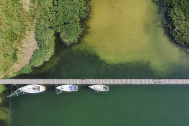 Deutschland, Mecklenburg-Vorpommern, Yachten an der Seebrücke des Nationalparks Vorpommersches Haffgebiet - HAMF00671