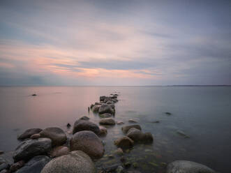 Deutschland, Mecklenburg-Vorpommern, Felsenufer der Insel Rügen in der Abenddämmerung - HAMF00676