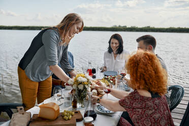 Freunde beim Abendessen an einem See - ZEDF03522