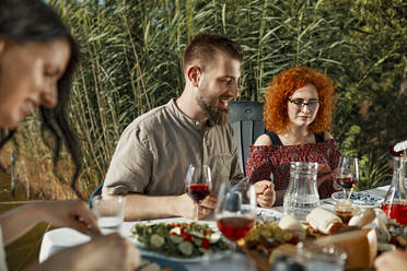 Freunde beim Abendessen am Seeufer - ZEDF03528