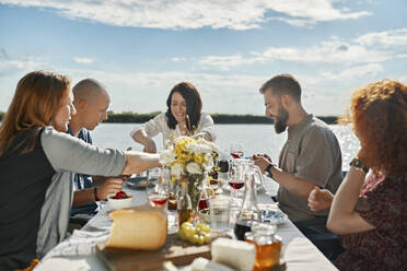 Freunde beim Abendessen an einem See - ZEDF03530