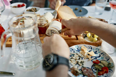 Freunde beim Abendessen mit einer Käseplatte - ZEDF03541