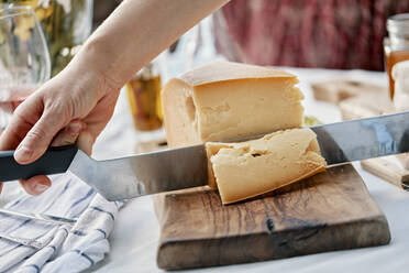 Hände schneiden Käse auf Holz - ZEDF03547