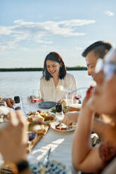 Freunde beim Abendessen an einem See - ZEDF03568