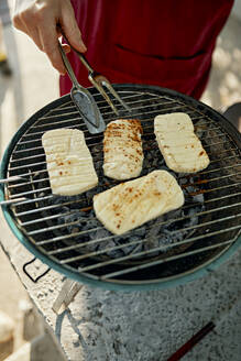 Halloumi-Käse auf dem Barbecue-Grill - ZEDF03569