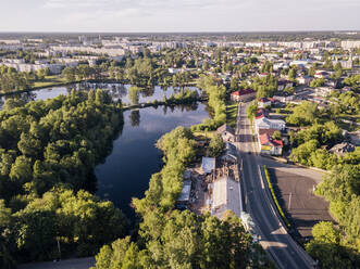 Russland, Oblast Leningrad, Tichwin, Luftaufnahme der Straße entlang der Tabori-Teiche - KNTF04850