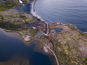 Russland, Oblast Murmansk, Teriberka, Luftaufnahme eines Wasserfalls an der Küste der Barentssee - KNTF04894