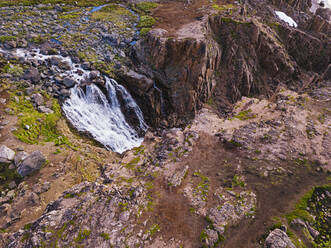 Russland, Gebiet Murmansk, Teriberka, Luftaufnahme eines Wasserfalls an der Küste - KNTF04898