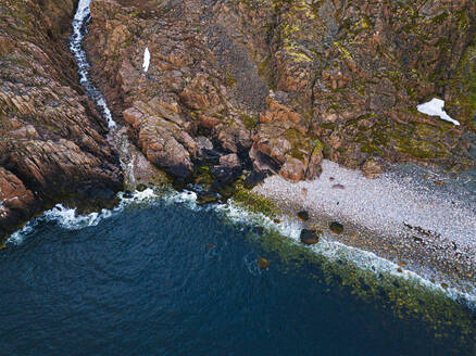Russland, Oblast Murmansk, Teriberka, Luftaufnahme eines Wasserfalls an der Küste der Barentssee - KNTF04899