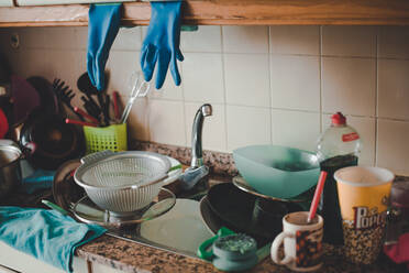 Unordentlicher Tisch mit schmutzigem Geschirr im Spülbecken in der Küche. - ADSF00089