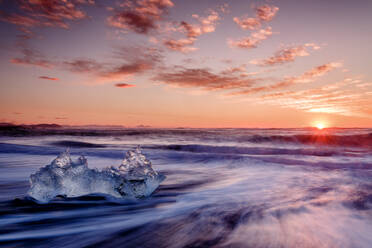 Großer Eiskristall im Licht des Sonnenuntergangs mit Langzeitbelichtung in Island. - ADSF00107