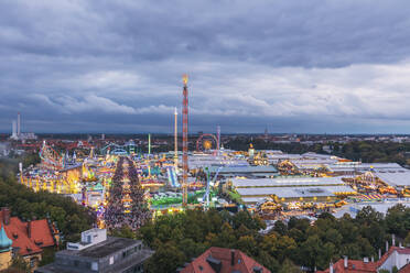 Deutschland, Bayern, München, Drohnenansicht von Wolken über einem überfüllten Vergnügungspark während des Oktoberfestes - MMAF01346