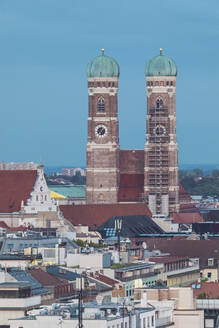 Deutschland, Bayern, München, Luftaufnahme von Häusern vor der Frauenkirche - MMAF01355