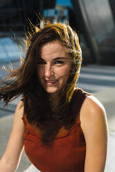 Schöne Mitte erwachsene Frau lächelnd in der Stadt während sonnigen Tag - JMPF00146