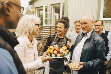 Lächelnde ältere Frauen und Männer auf einer Gartenparty - MASF18978